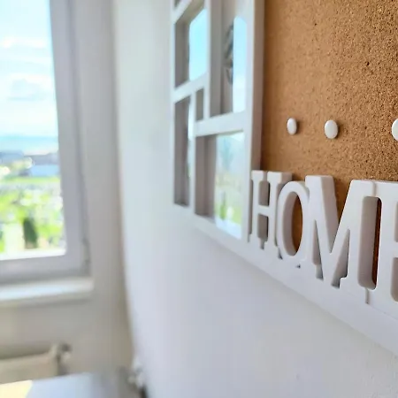 아파트 Quiet And Cozy 2 Bedroom Flat With Free Parking Included 플로레스티