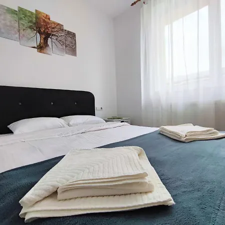 Quiet And Cozy 2 Bedroom Flat With Free Parking Included *