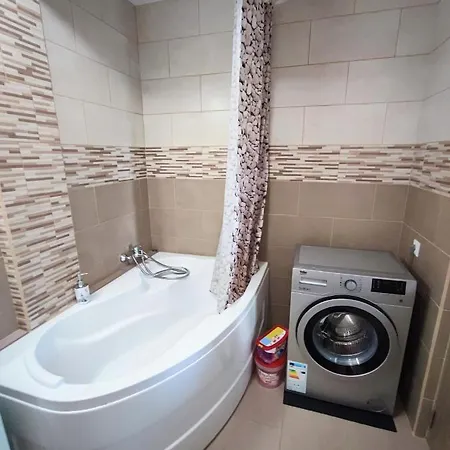 Quiet And Cozy 2 Bedroom Flat With Free Parking Included