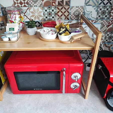 아파트 Quiet And Cozy 2 Bedroom Flat With Free Parking Included 플로레스티